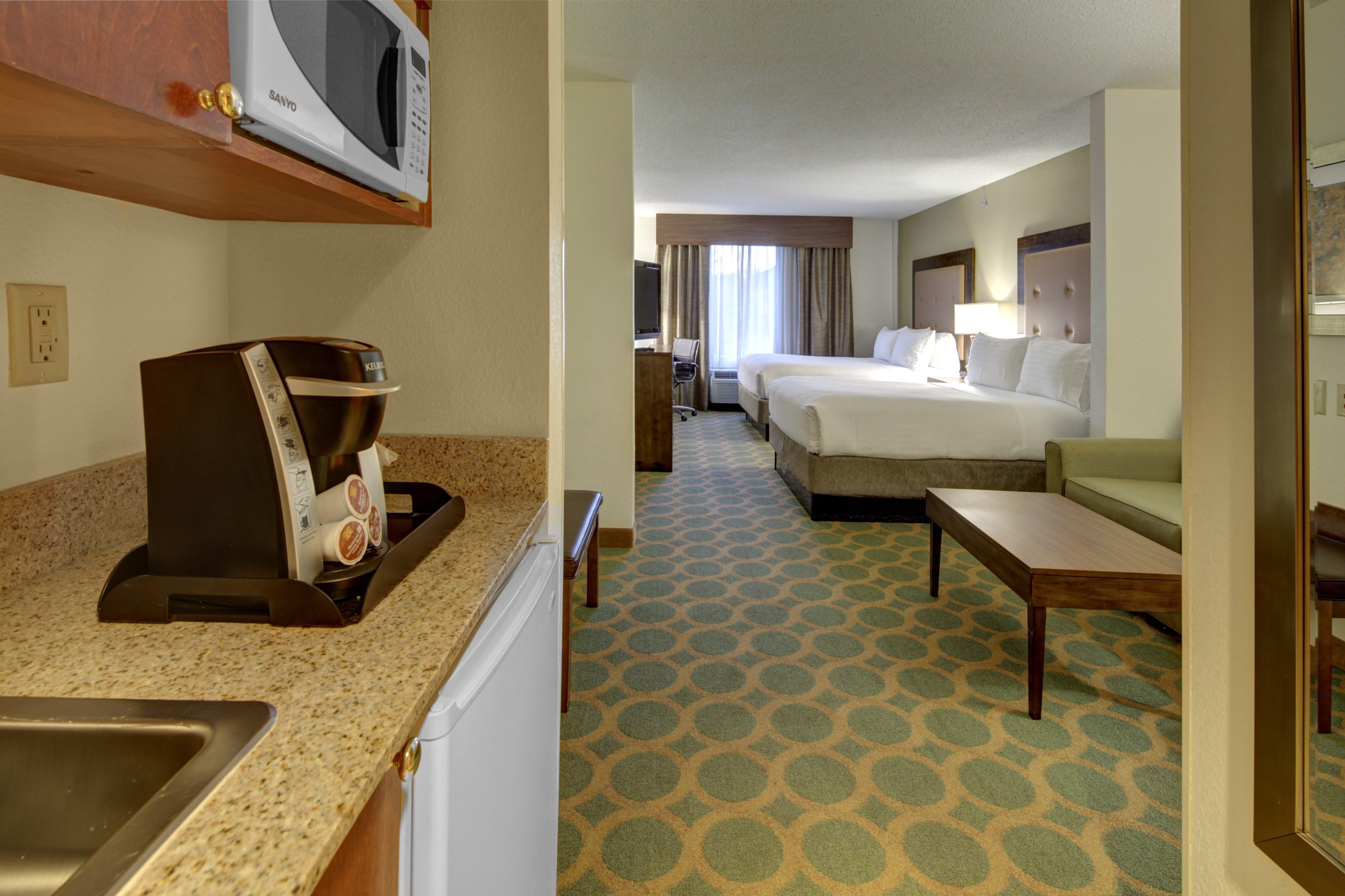 Holiday Inn Express Hotel & Suites Emporia, An Ihg Hotel Exterior photo