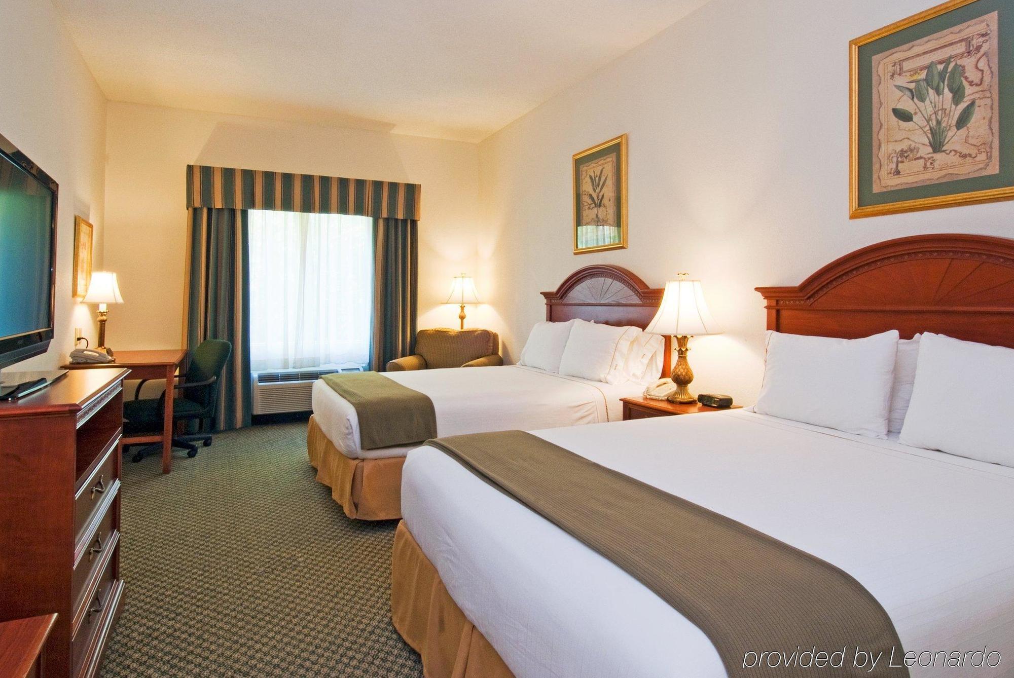 Holiday Inn Express Hotel & Suites Emporia, An Ihg Hotel Room photo
